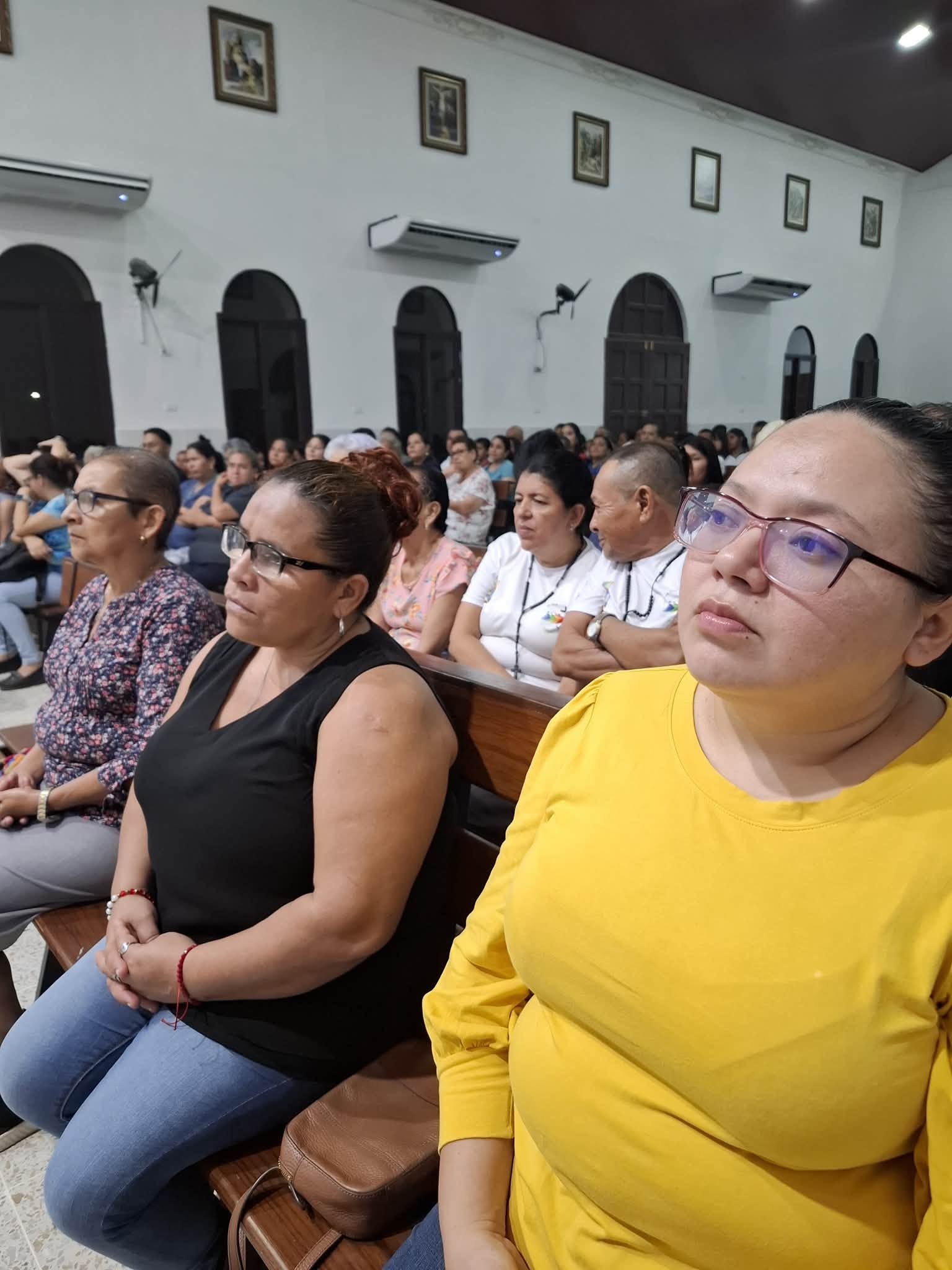 Comunidad en misa dominical