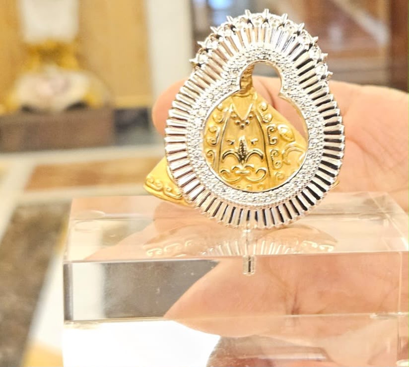 Medalla de la Virgen de Suyapa, patrona de Honduras, durante la visita ad limina
