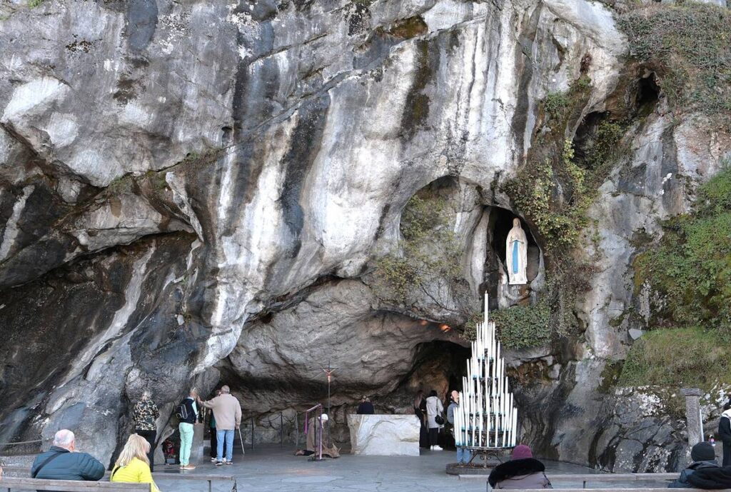Gruta de Massabielle en Lourdes con la imagen de la Virgen, la roca que inspiró el nombre del Ferrero Rocher