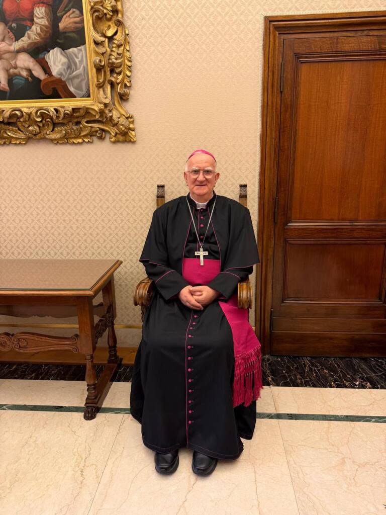 Mons. Michael Lenihan, O.F.M., arzobispo metropolitano de la Arquidiócesis de San Pedro Sula, Honduras, en el Palacio Apostólico durante la visita ad limina