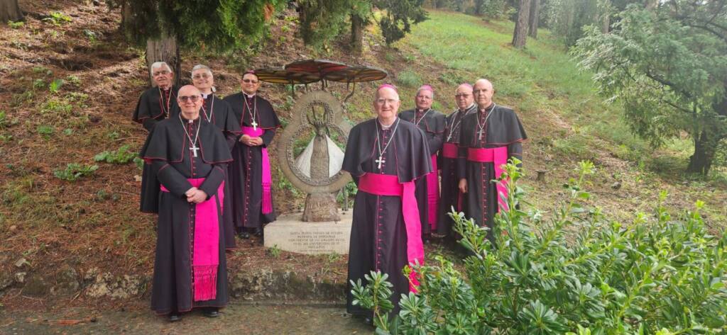 Los obispos de Honduras ante una imagen de la Virgen de Suyapa en Roma