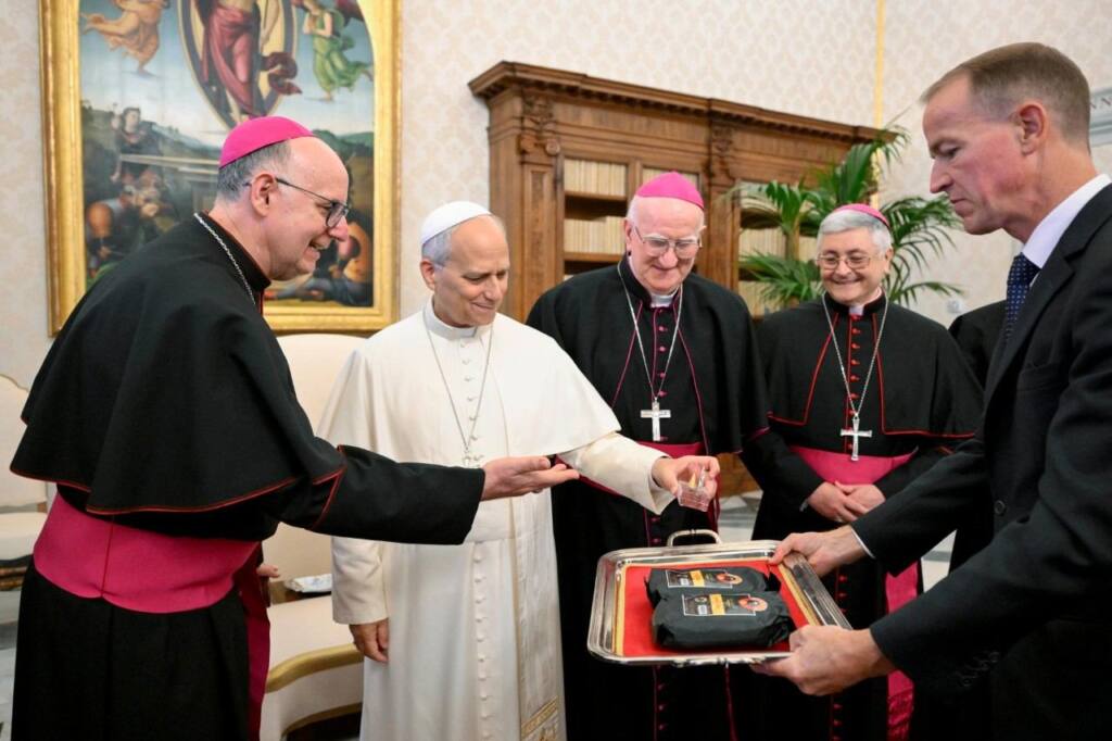 Los obispos de Honduras entregan sus regalos al Papa León XIV durante la audiencia de la visita ad limina