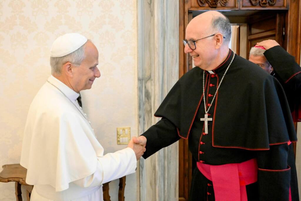 El Papa León XIV saluda a un obispo de Honduras durante la visita ad limina