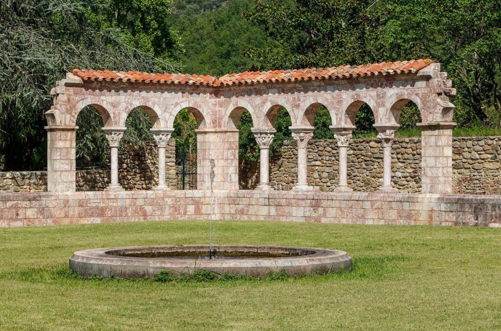 Claustro de un monasterio, lugar de silencio y oración para la vida contemplativa