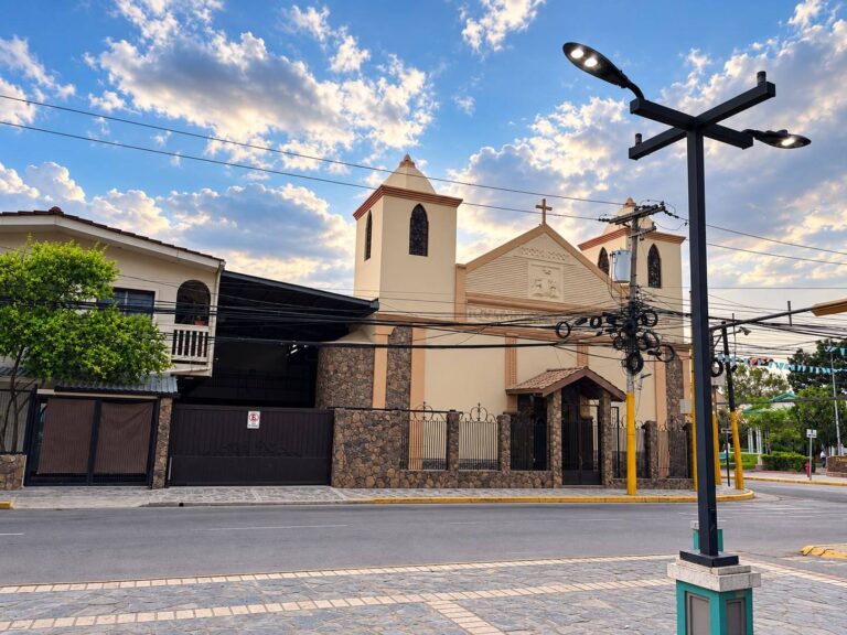Fachada del templo de la Parroquia Nuestra Señora de Lourdes en Choloma al atardecer