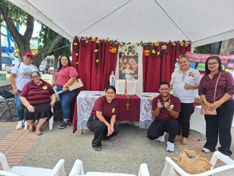 Integrantes de un movimiento familiar de la parroquia junto a su altar con la imagen de la Sagrada Familia