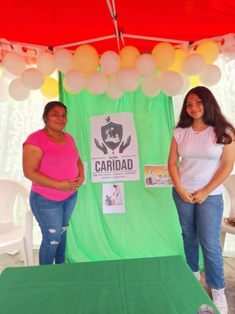 Servidoras de la Pastoral de la Caridad junto a su puesto